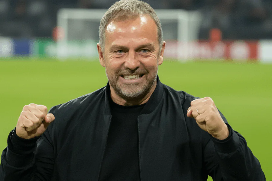 Hans-Dieter Flick discutant avec ses joueurs pendant un entraînement au Camp Nou.