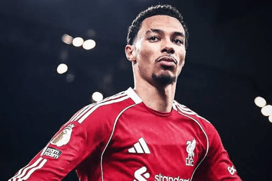 Hugo Ekitike célébrant un but avec ses coéquipiers.