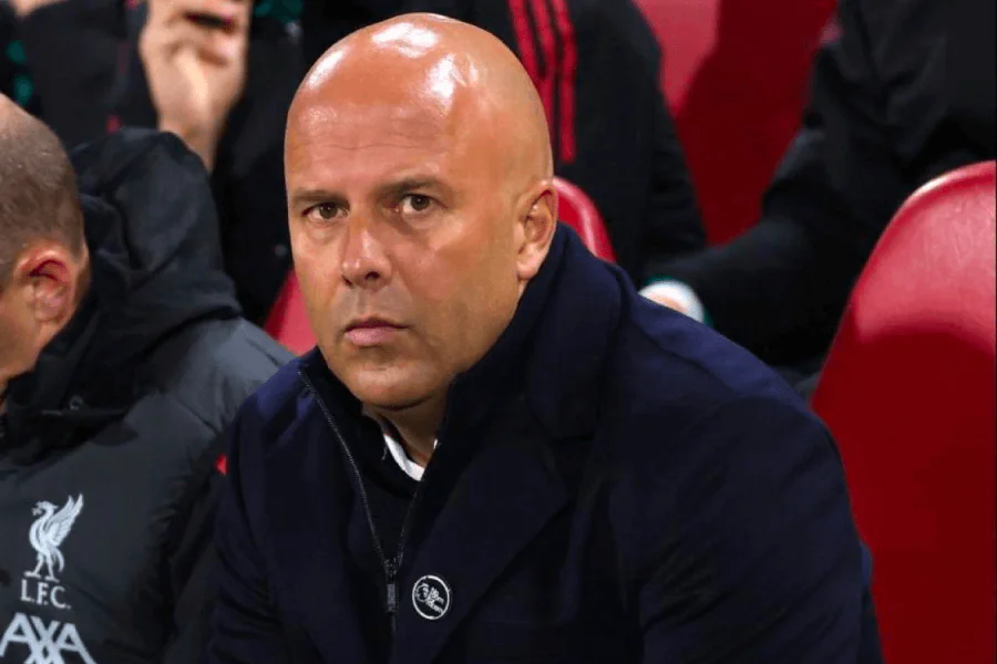 Arne Slot applaudit la performance d'Ekitike sur le banc.