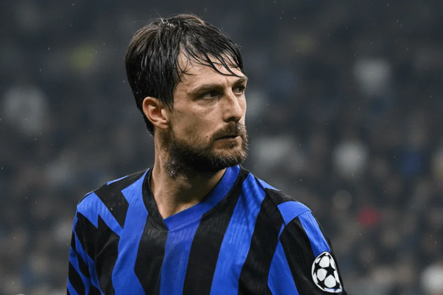 Francesco Acerbi sortant du terrain en raison d'une blessure.