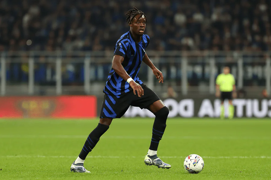 Yann Bisseck entrant en jeu pour l'Inter Milan.
