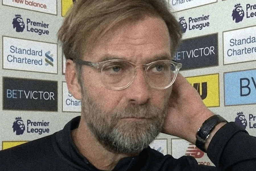 Jürgen Klopp en pleine réflexion pendant un match.