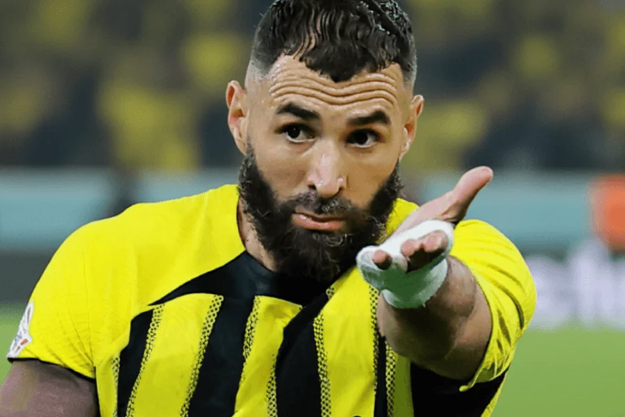 Karim Benzema dribblant un défenseur lors d'un match avec Al-Ittihad.