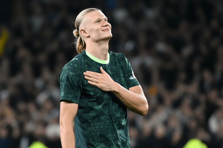 Haaland visionnant un match de football à la maison.