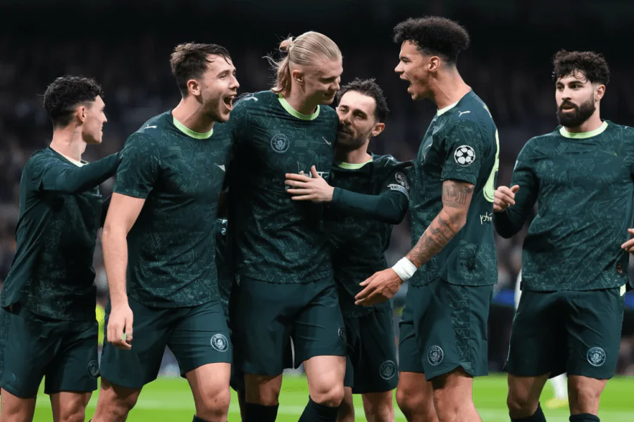 Haaland discutant des stratégies avec ses coéquipiers