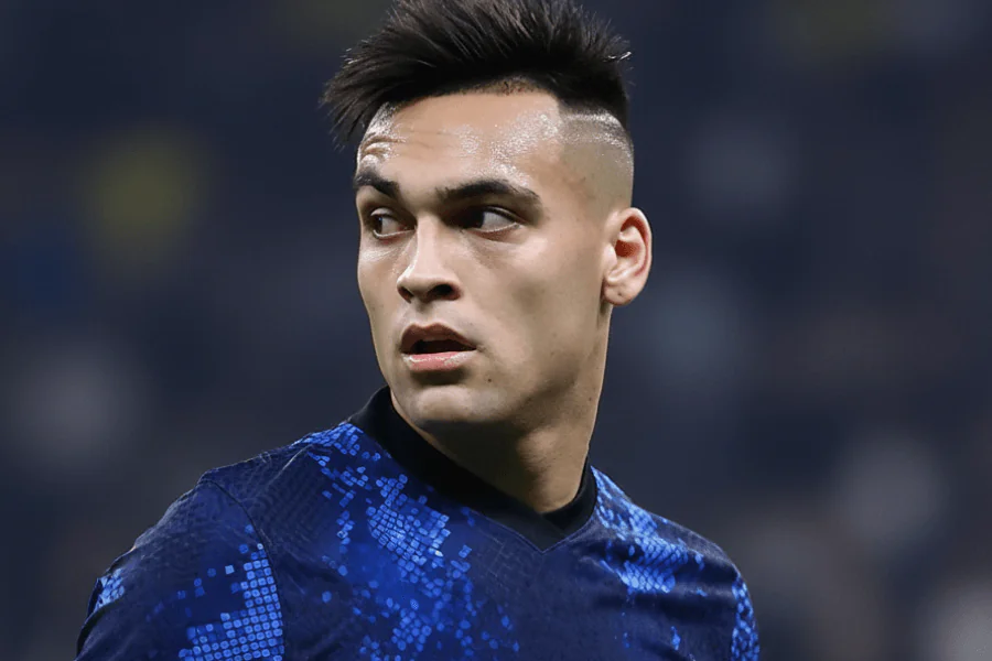 Lautaro discutant avec ses coéquipiers sur le terrain.