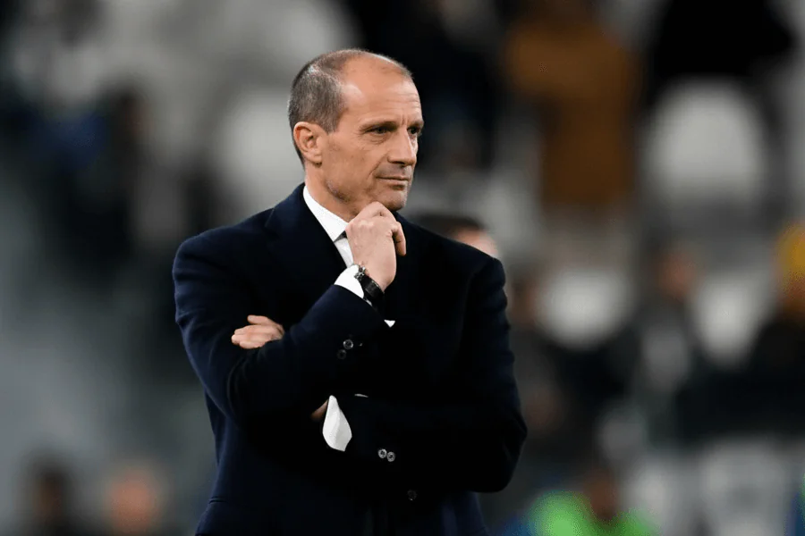 Massimiliano Allegri discutant avec l’arbitre après l’expulsion.