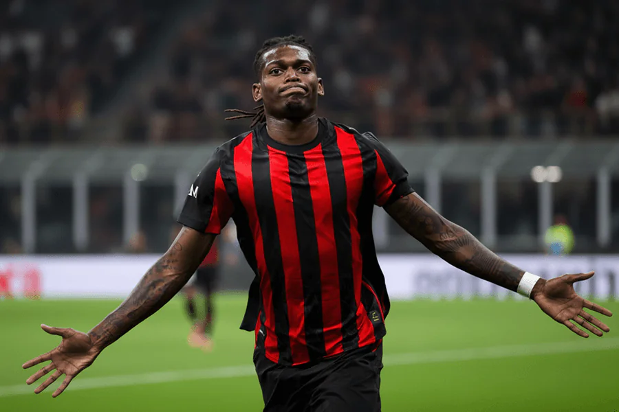 Rafael Leão célébrant son but contre la Lazio au San Siro.