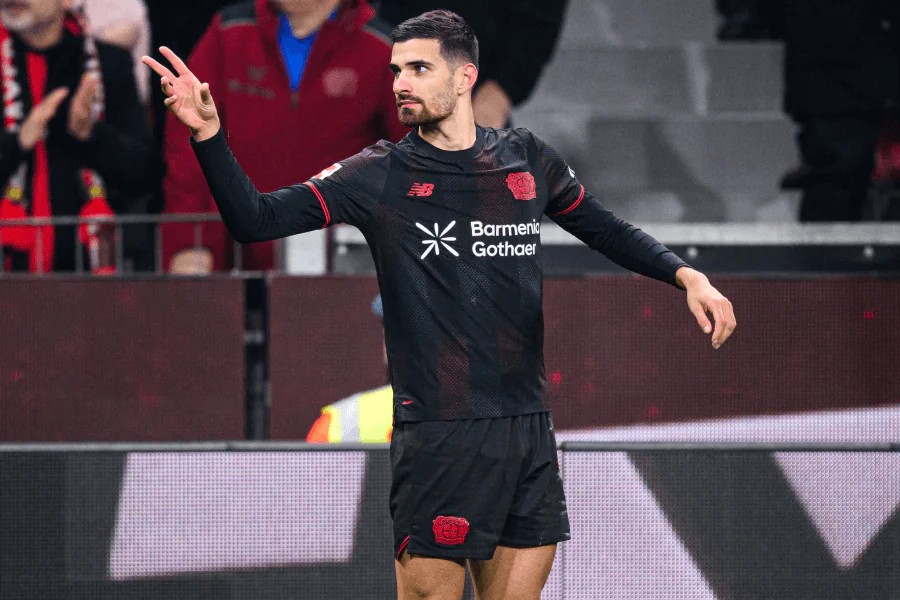 Martin Terrier célébrant son but spectaculaire pour Bayer.