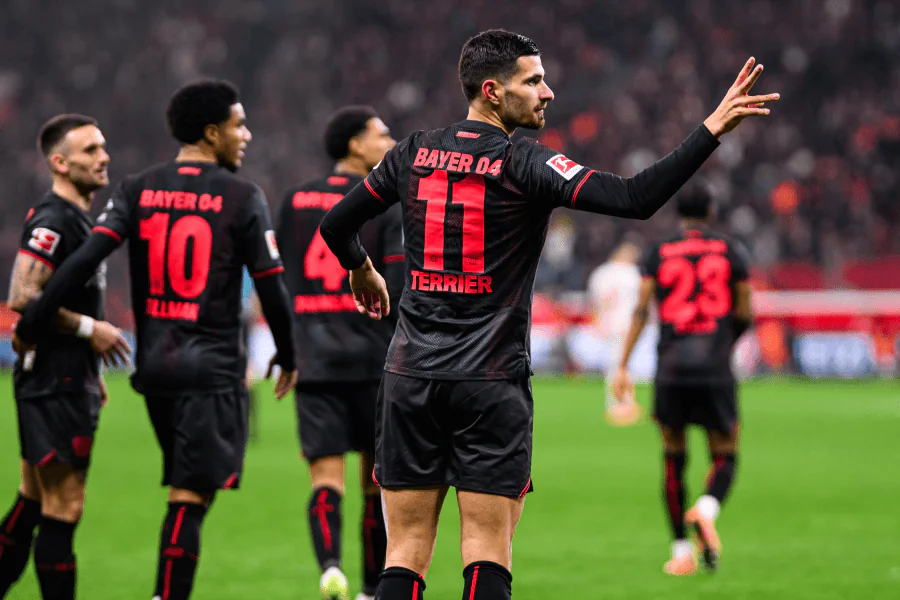 Équipe de Bayer Leverkusen en action sur le terrain.