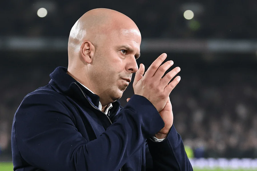 Arne Slot pendant une conférence de presse.