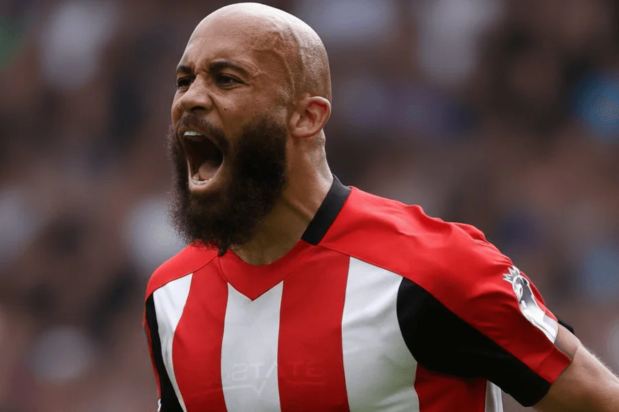 Briand Mbeumo en action durant le match.