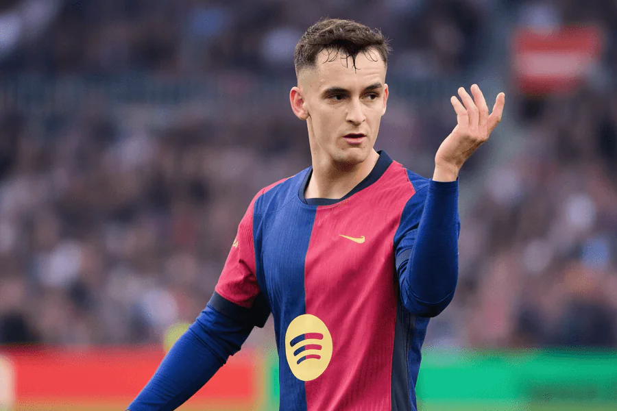 Casado célébrant un but avec ses coéquipiers du Barça.