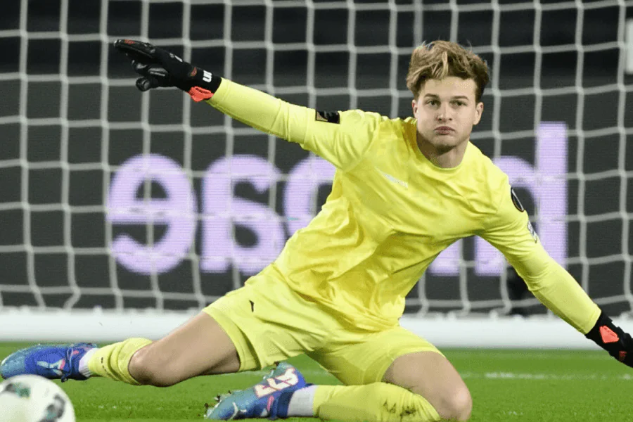 L’instant du choc sur le terrain entre Jackers et un attaquant.