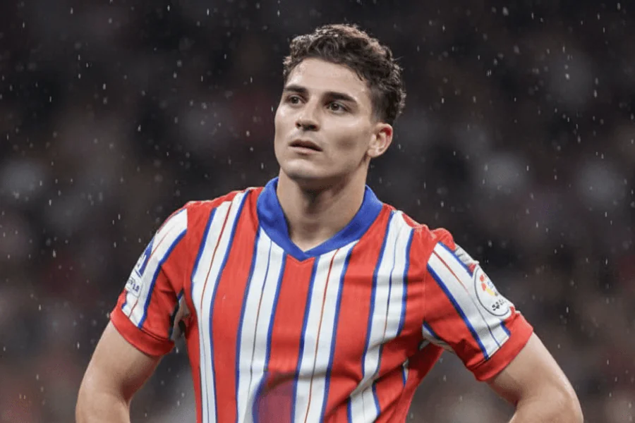 Álvarez marquant un but lors d'un match de La Liga.