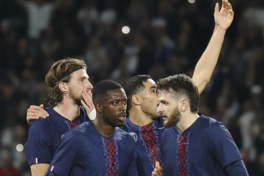 Vitinha en train de marquer un but pour le PSG lors du match.
