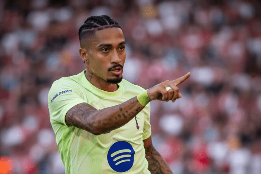 Rafinha célébrant un but avec ses coéquipiers lors d'un match.