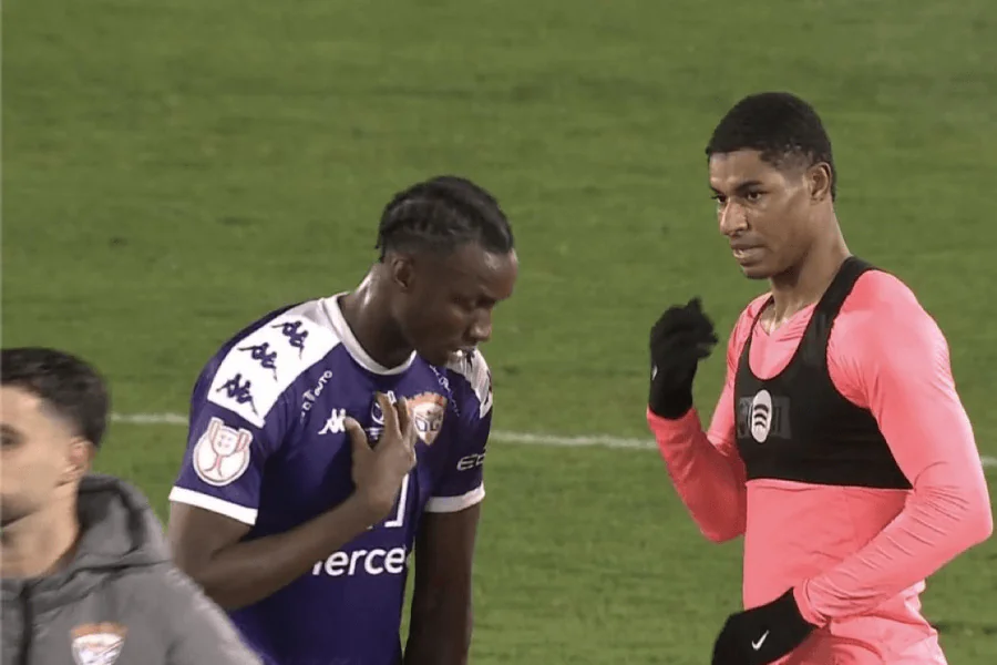 Marc Rashford et Salif Mendes échangent leurs maillots.