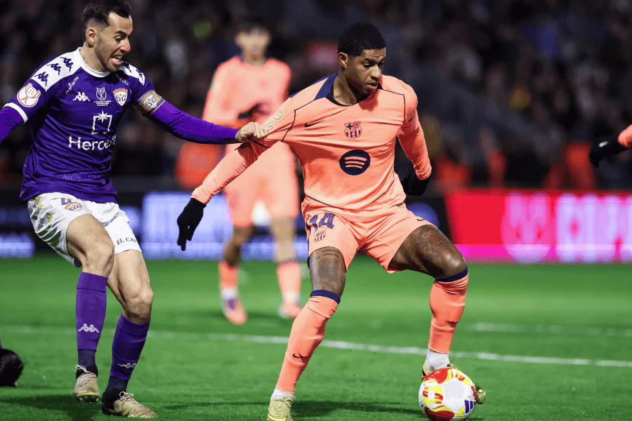 Marcus Rashford prenant un selfie avec des fans.
