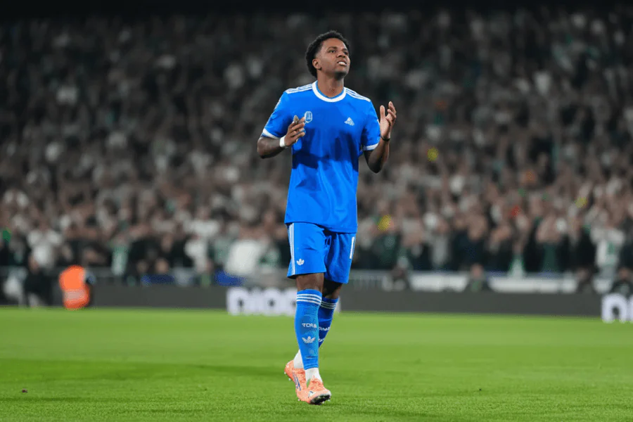 Thibaut Courtois à l'action lors du match contre Elche.