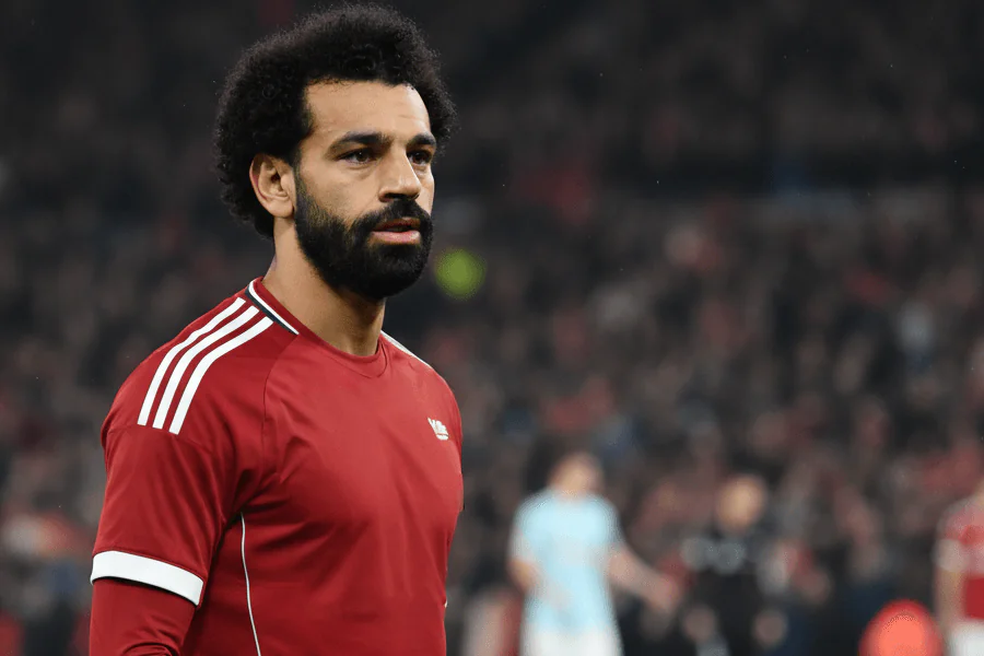 Salah discutant avec l'entraîneur Arne Slot