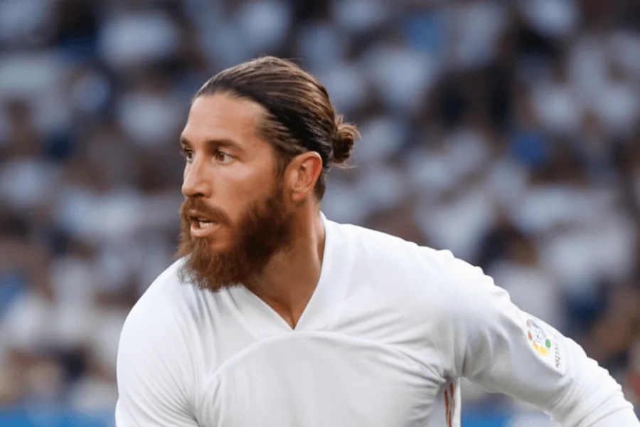 Sergio Ramos discutant avec des coéquipiers pendant un entraînement.