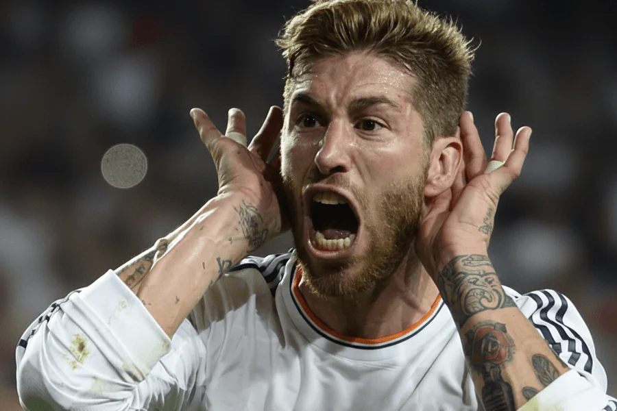 Ramos discutant avec des coéquipiers sur le terrain.