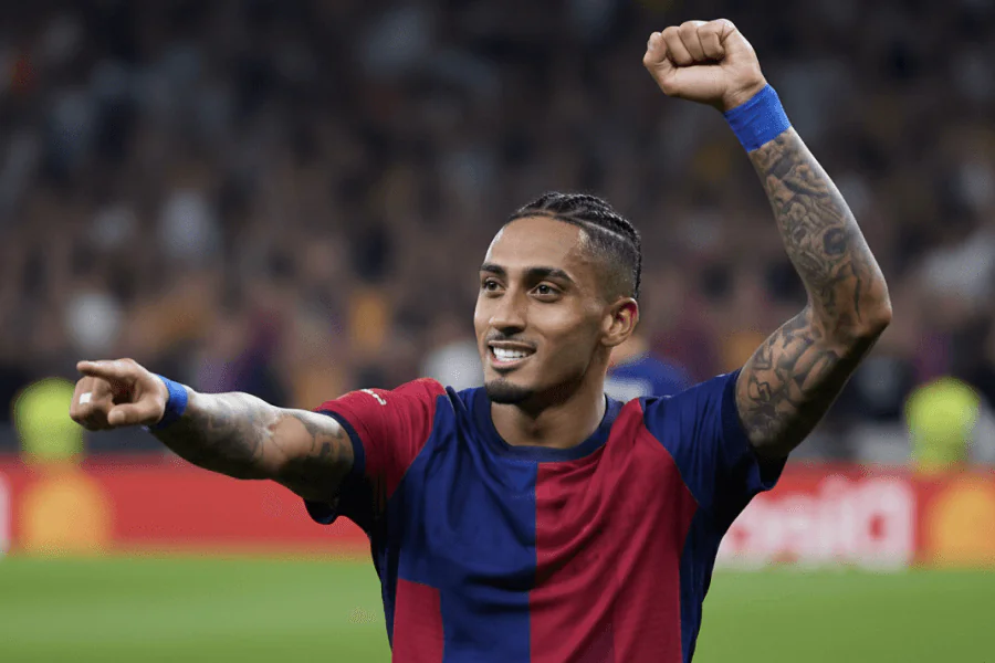 Raphinha en pleine action sur le terrain.