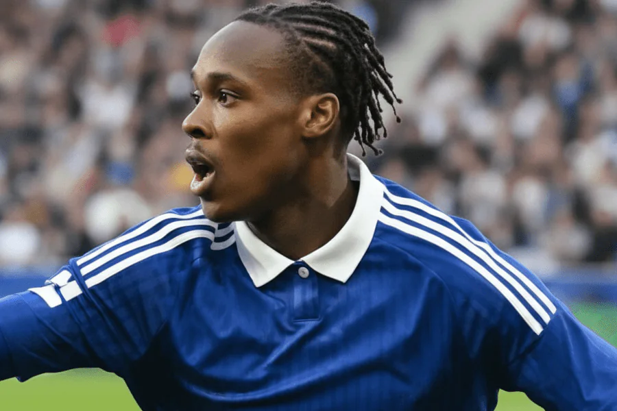 Émanuel Émega célébrant un but avec son équipe à Strasbourg.