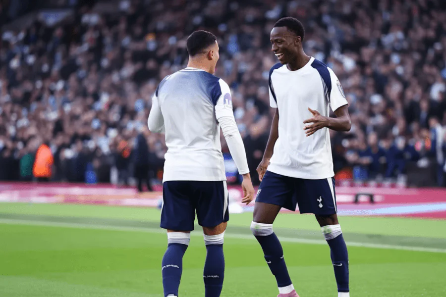 Joueurs de Tottenham déçus après la défaite contre Fulham.