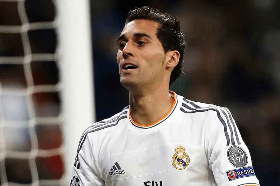 Álvaro Arbeloa discutant avec ses joueurs pendant un match.