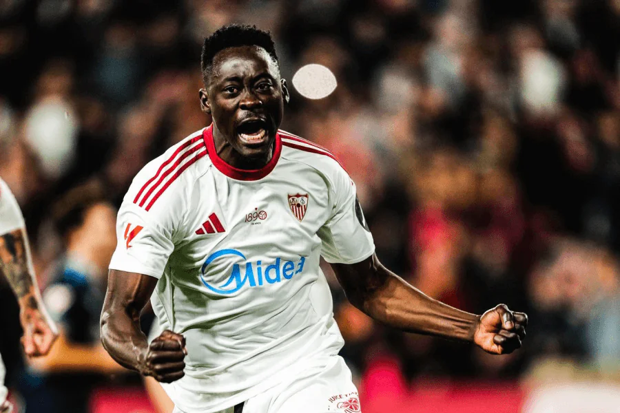 Akor Adams contrôlant ballon maillot Séville numéro 9 Ramon Sanchez Pizjuan