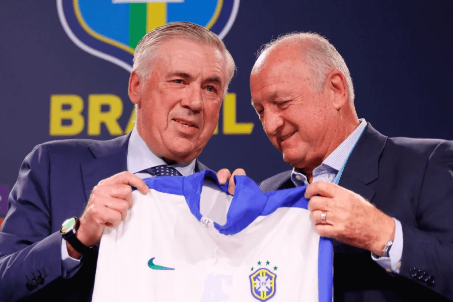 Carlo Ancelotti aux tribunes du Bernabéu observe