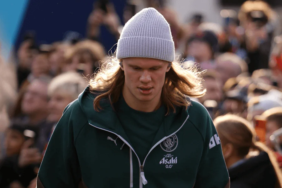 Erling Haaland célébrant sa sixième victoire au prix Gullballen.