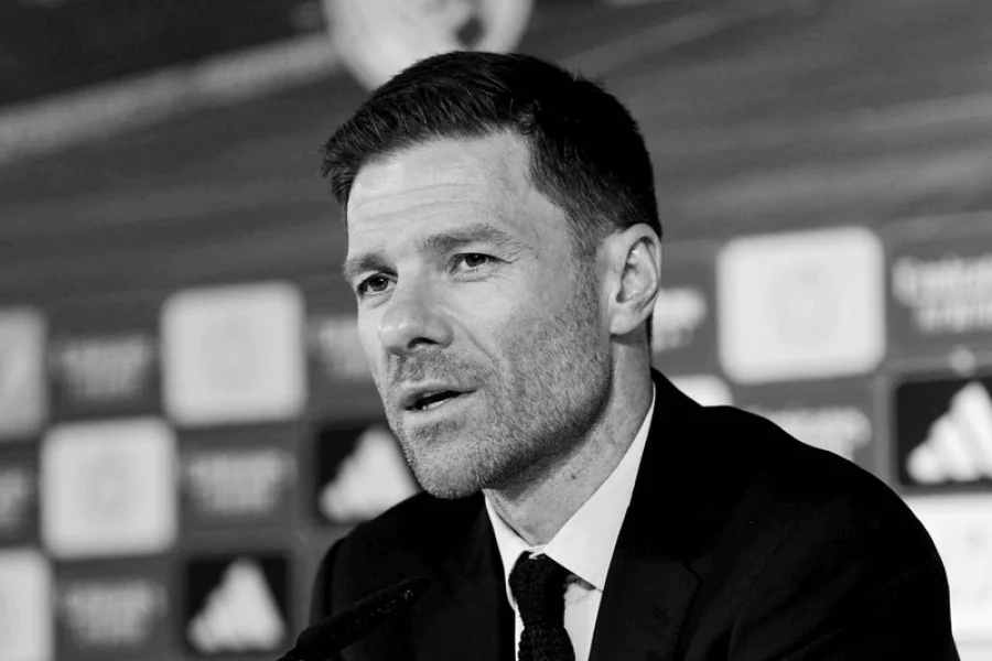  Xabi Alonso assis sur le banc avant son départ du Real