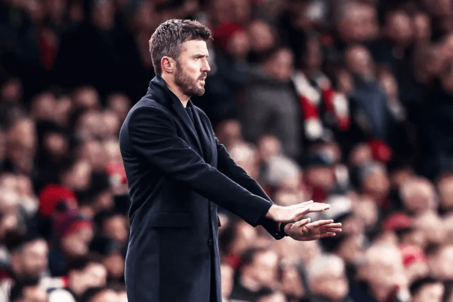 Michael Carrick manager intérimaire United tactique Arsenal City succès 2026
