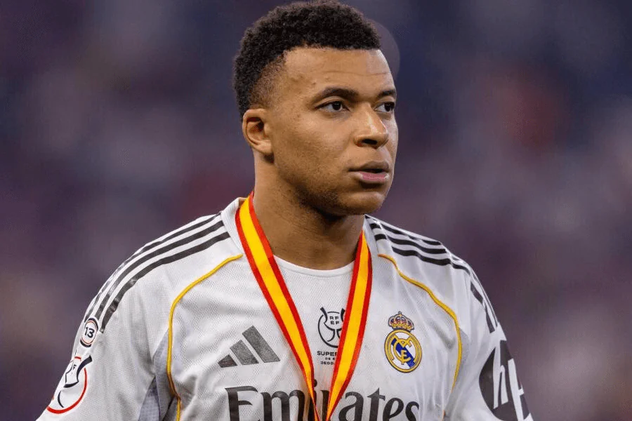 Kylian Mbappé célébrant un but avec ses coéquipiers.