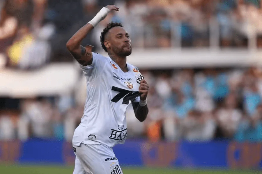 Neymar appelle Santos sa maison au Brésil
