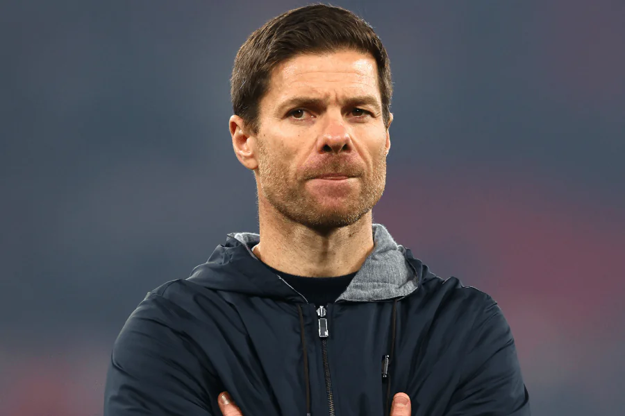 Alonso souriant avec le trophée de la Supercoupe.