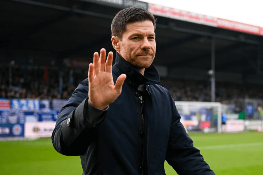 Alonso discutant avec ses joueurs sur le terrain d’entraînement.