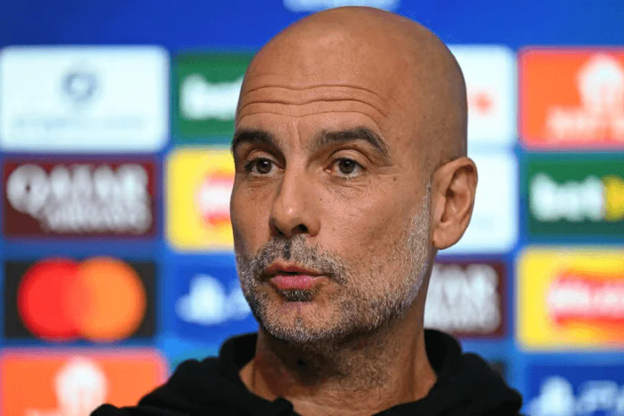 Pep Guardiola donnant des instructions tactiques sur le banc de Manchester City à l'Etihad