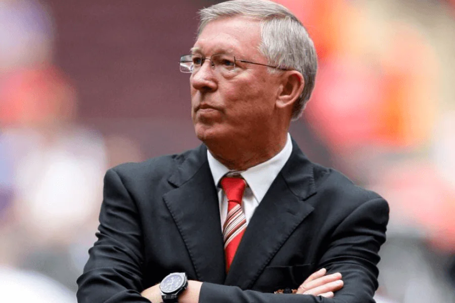 Sir Alex Ferguson levant un trophée avec Manchester United lors de sa dernière saison