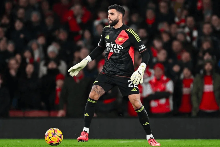 David Raya célèbre un clean sheet avec les défenseurs centraux d'Arsenal cette saison