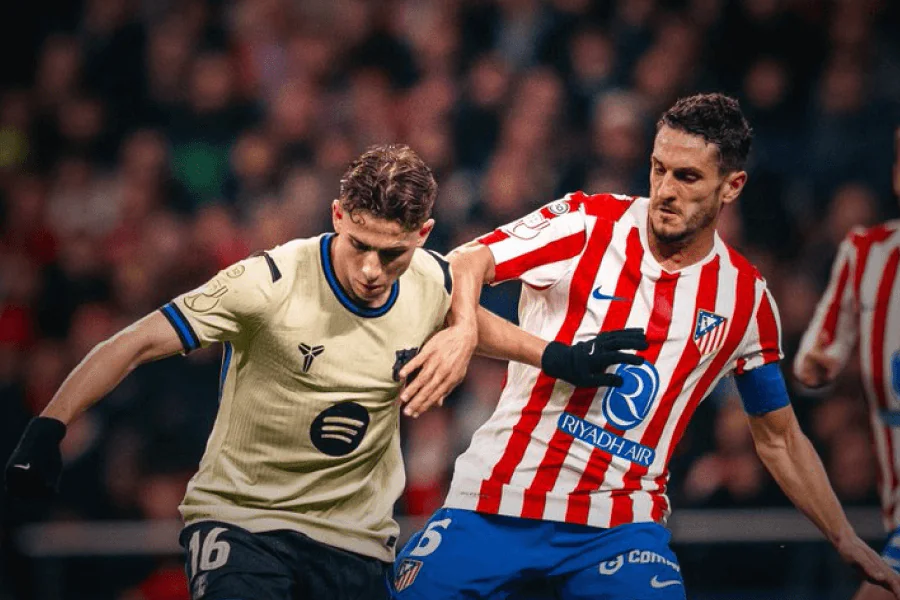 Joueurs Barcelone vestiaire discussion tactique Flick après défaite Atlético Madrid