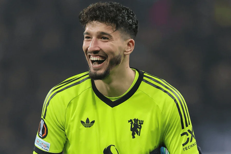 Altay Bayindir premier joueur turc histoire Manchester United portrait