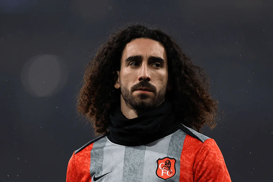 Marc Cucurella défenseur Chelsea tenant jambe blessure ischio-jambiers match Leeds United
