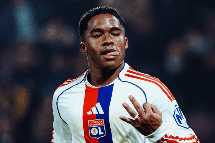 Endrick discutant avec son agent Tiago Freitas sur la touche du stade