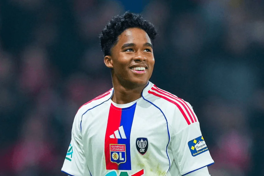 Endrick levant les bras après son triplé historique contre Metz en championnat