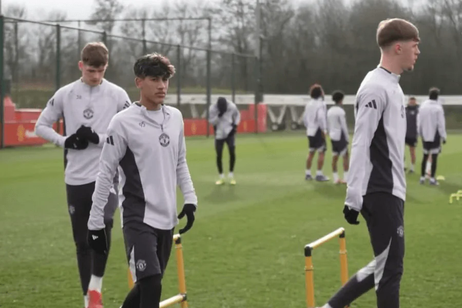 Joueurs de Manchester United U18 entourant JJ Gabriel après son expulsion