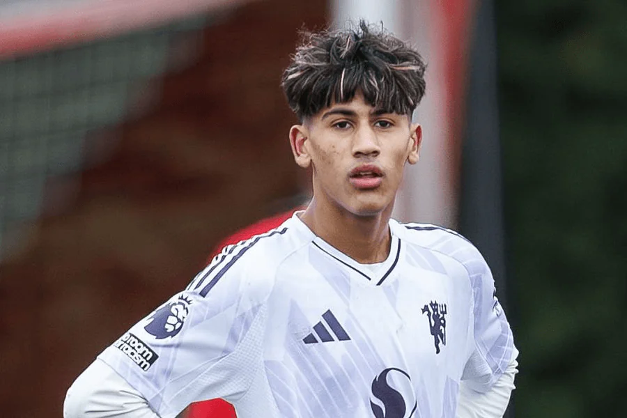 JJ Gabriel discutant avec l’arbitre juste avant son carton rouge direct

